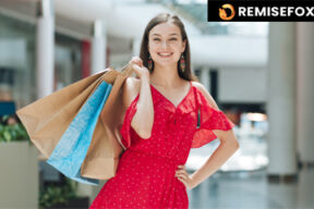 Femme heureuse consultant son ordinateur pour trouver des Codes Promo Exclusifs et bons plans afin d’économiser en 2025