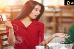 Femme heureuse consultant son ordinateur pour trouver des Codes Promo Exclusifs et bons plans afin d’économiser en 2025