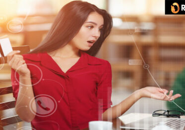 Femme heureuse consultant son ordinateur pour trouver des Codes Promo Exclusifs et bons plans afin d’économiser en 2025