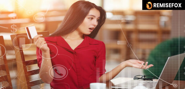 Femme heureuse consultant son ordinateur pour trouver des Codes Promo Exclusifs et bons plans afin d’économiser en 2025