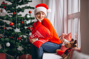 Coffrets gourmands et décorations de Noël 2025 sur une table festive