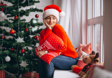 Coffrets gourmands et décorations de Noël 2025 sur une table festive