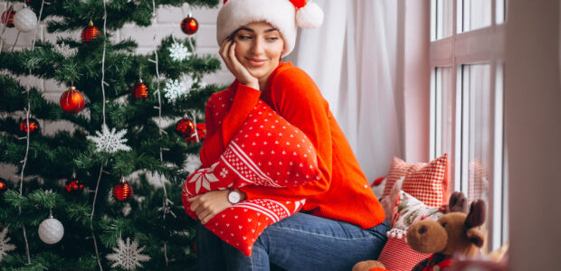 Coffrets gourmands et décorations de Noël 2025 sur une table festive