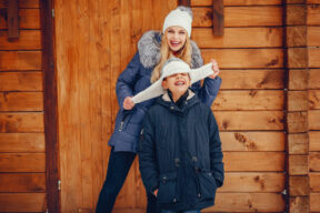 Personnes faisant du shopping d’hiver avec manteaux, skis et valises, économies avec codes promos