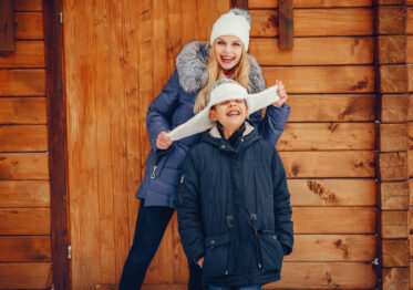 Personnes faisant du shopping d’hiver avec manteaux, skis et valises, économies avec codes promos