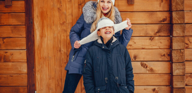 Personnes faisant du shopping d’hiver avec manteaux, skis et valises, économies avec codes promos