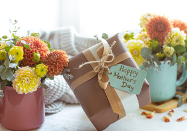 Cadeaux Fête des Mères 2026 : fleurs, bijoux et coffrets pour surprendre maman à petit prix