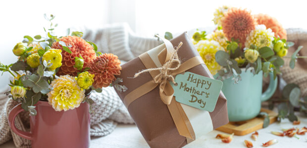 Cadeaux Fête des Mères 2026 : fleurs, bijoux et coffrets pour surprendre maman à petit prix