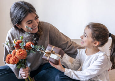Cadeaux Fête des Mères 2026 : fleurs, bijoux et coffrets pour surprendre maman à petit prix
