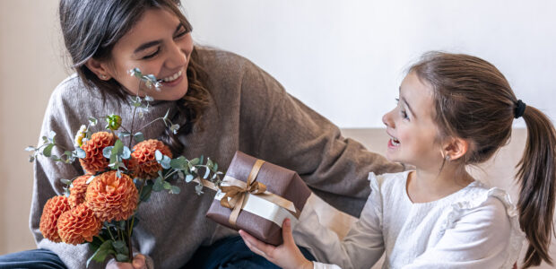 Cadeaux Fête des Mères 2026 : fleurs, bijoux et coffrets pour surprendre maman à petit prix