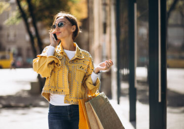 Pièces mode printemps 2026 : robes, jeans et accessoires tendances